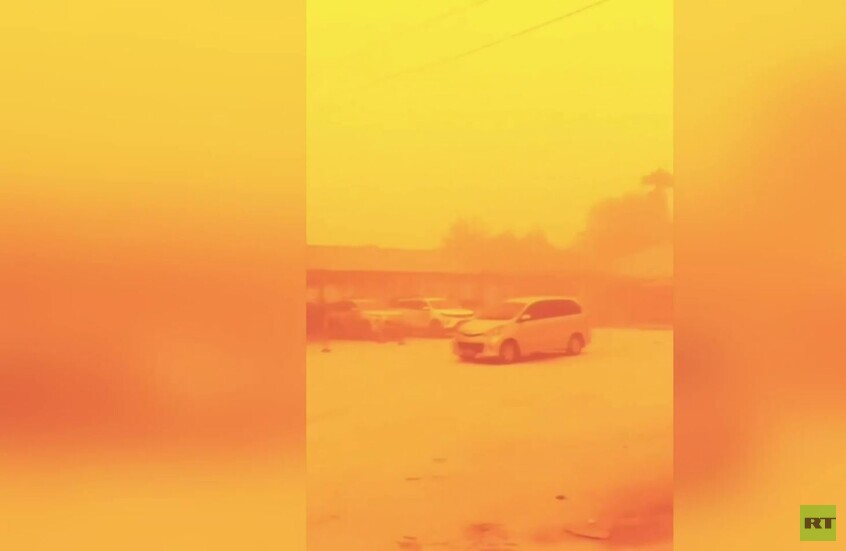 شاهد سماء إندونيسيا تتحول إلى اللون الأحمر البرتقالي في لقطات تحاكي أفلام الخيال
