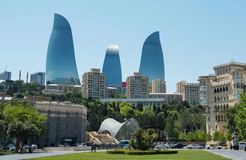 أذربيجان تنفي حظر الحجاب في المؤسسات الطبية وتحذر من تداول بيانات مزيفة