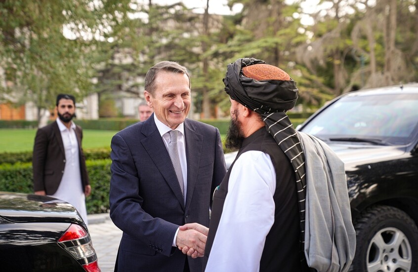 مدير جهاز الاستخبارات الخارجية الروسية سيرغي ناريشكين يصافح رئيس الاستخبارات الأفغانية عبد الحق واثق