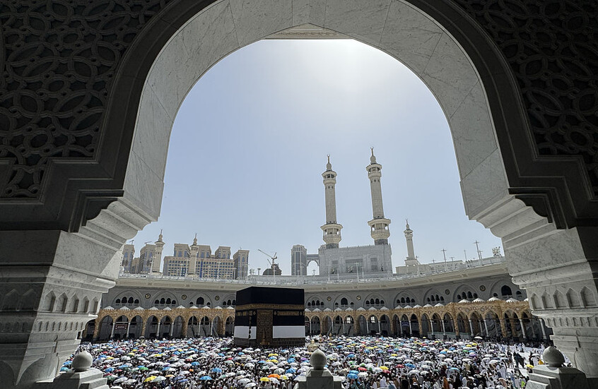 أمير سعودي يرد على تدوينة أثارت جدلا حول العمرة من الرياض