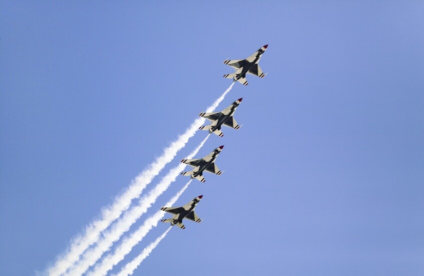 أربع مقاتلات أمريكية من طراز F-16C تحلق معا في تشكيل جوي فوق جنوب كاليفورنيا.