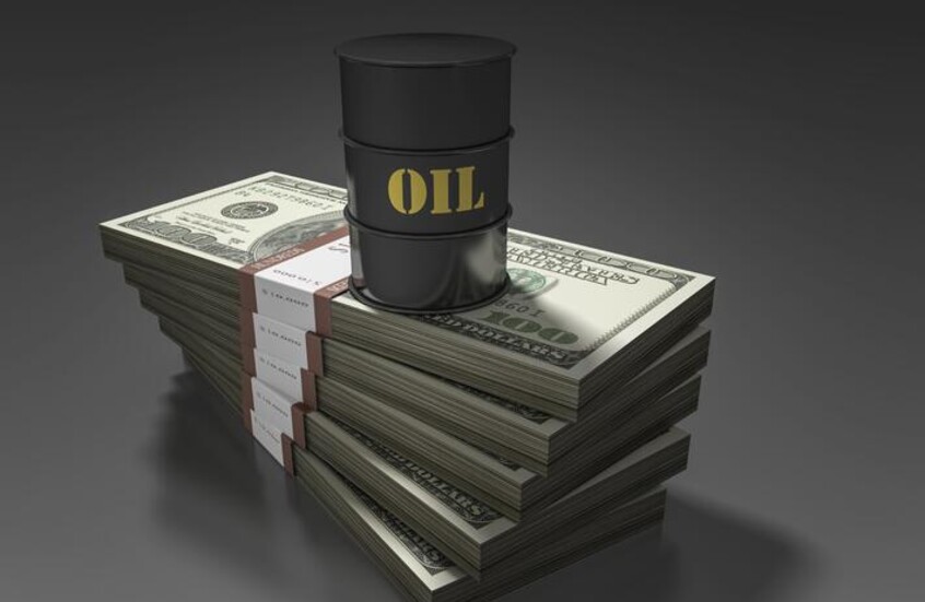 برميل نفط وأوراق نقدية أمريكية