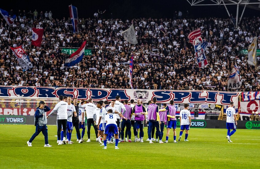لاعبو هايدوك سبليت يحتفلون بفوزهم على نادي أياكس أمستردام في ملعب "بولجود" في دوري المؤتمر الأوروبي لموسم 2026-2027 ضمن الجولة الأولى