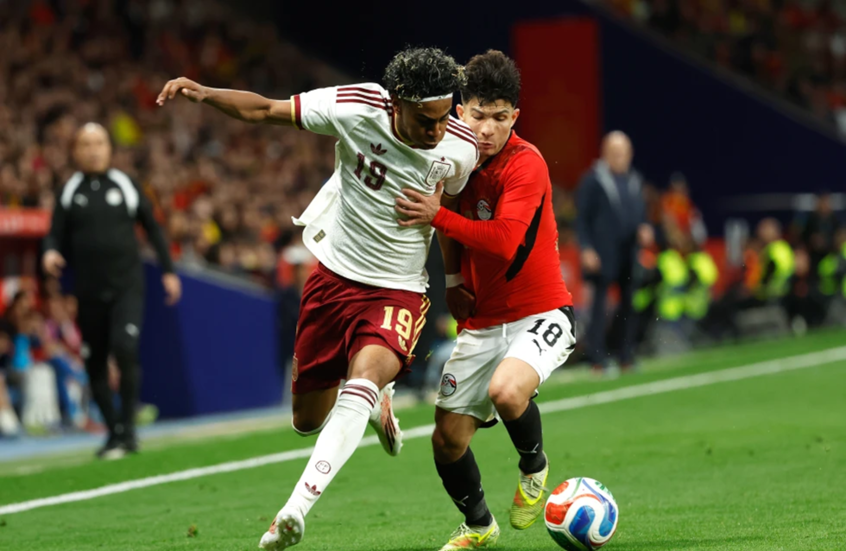 لامين جمال يتنافس على الكرة مع إسلام عيسى، لاعب المنتخب المصري