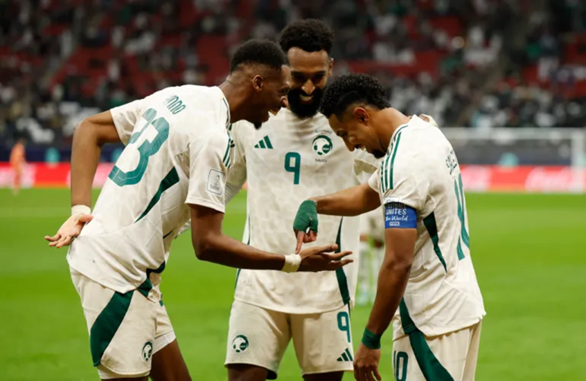 فراس البريكان وسالم الدوسري خلال إحدى مباريات المنتخب السعودي