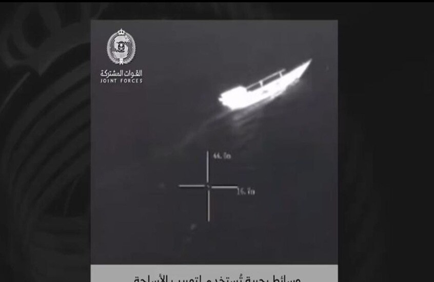 "نغرقهم في البحر".. التحالف ينشر فيديو إغراق زوارق تهريب الحوثيين لأسلحة كانت متوجهة إلى الحديدة
