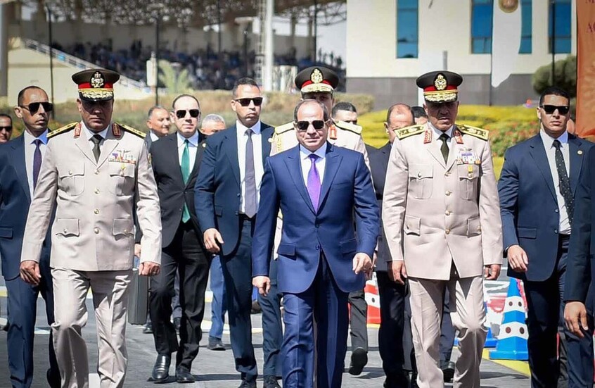 الرئيس السيسي بين كبار قادة القوات المسلحة خلال الاحتفال بتخريج دفعة جديدة من الأكاديمية العسكرية المصرية