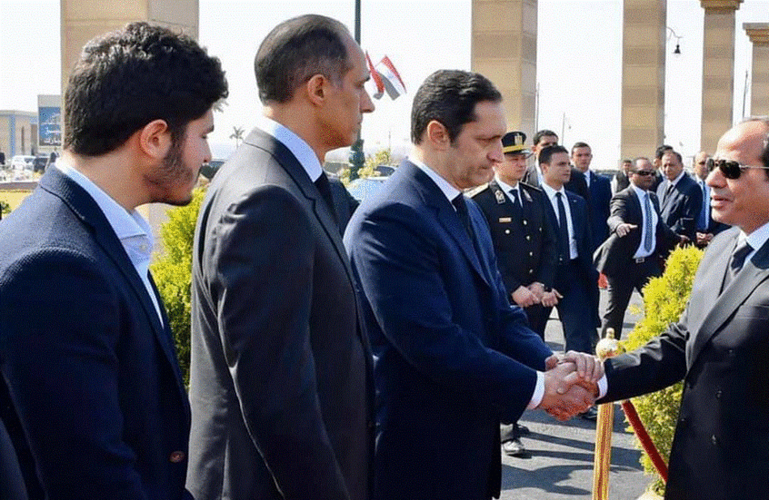الرئيس السيسي يصافح علاء وجمال مبارك خلال جنازة الرئيس الراحل محمد حسني مبارك