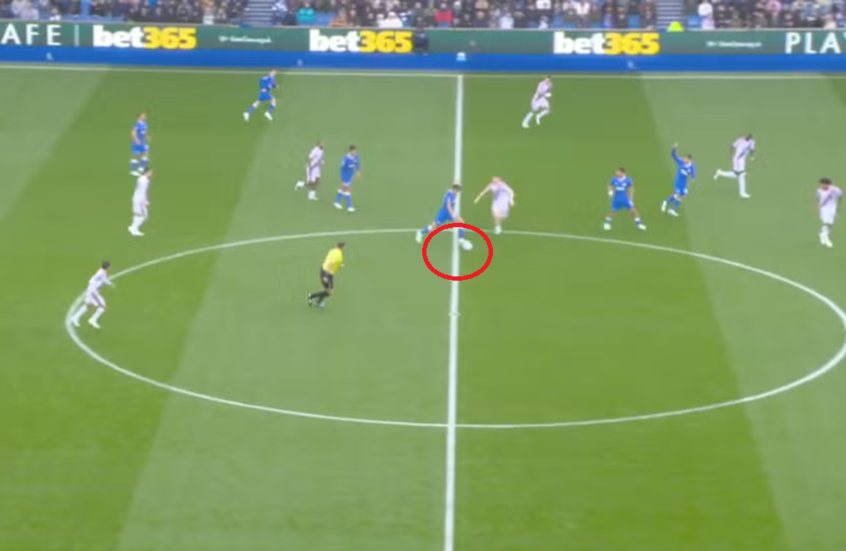 دييغو غوميز خلال مواجهة كريستال بالاس