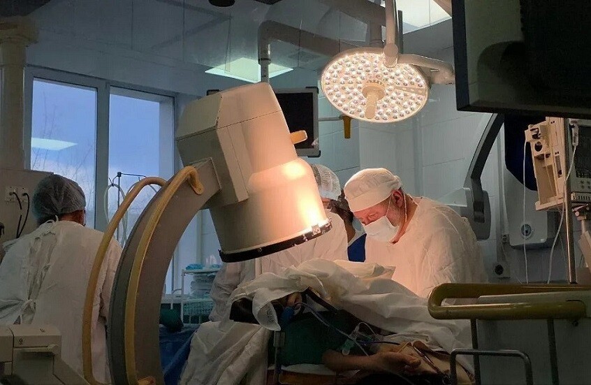 لأول مرة.. جراحون روس يزرعون نخاعا شوكيا