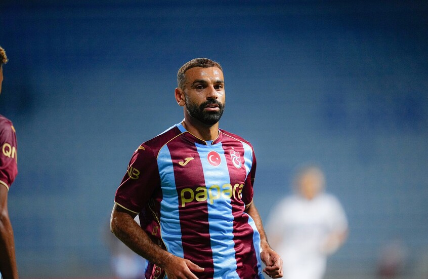 محمد صلاح لاعب فريق طرابزون سبور يتابع مجريات المباراة ضمن منافسات الدوري التركي الممتاز 2026-27 بين فريقي قاسم باشا وطرابزون سبور، وذلك في ملعب "رجب طيب أردوغان" بمدينة إسطنبول، تركيا