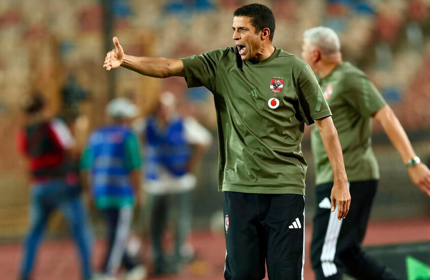 المغربي الحسين عموتة، المدير الفني للأهلي المصري وهو يقوم بتوجيه اللاعبين في إحدى مباريات الدوري المصري
