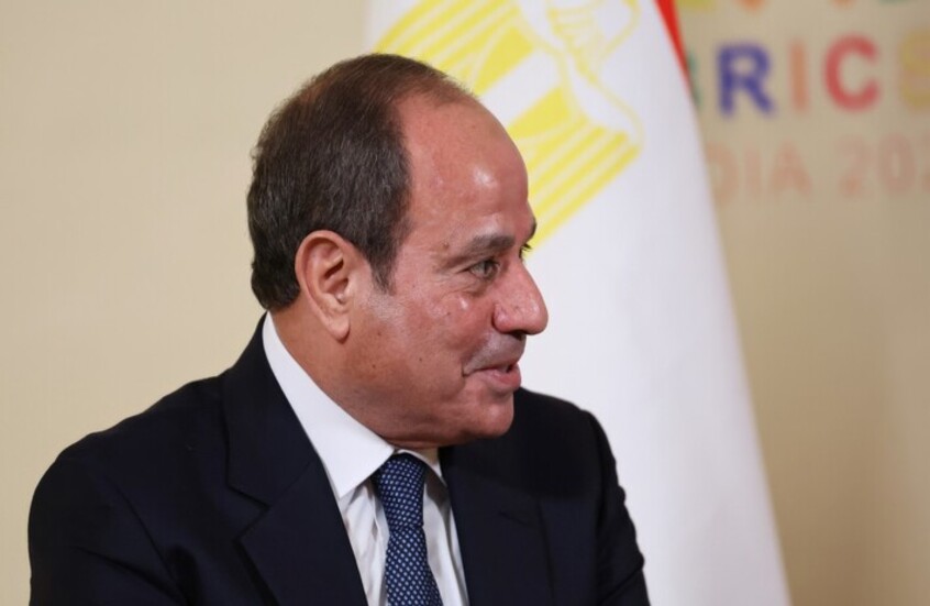 السيسي يستمع إلى الرئيس الروسي فلاديمير بوتين، قبيل بدء لقائهما الثنائي على هامش قمة مجموعة "بريكس"