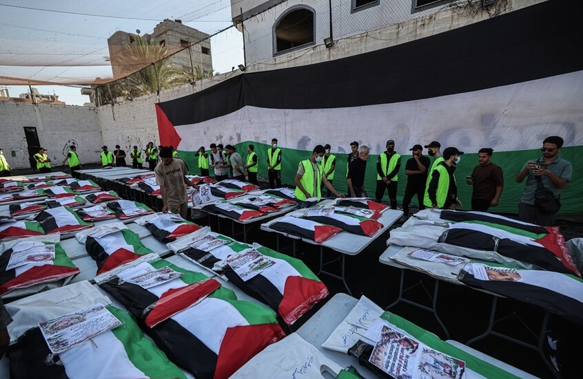 تشييع جثامين 75 فلسطينيا عثر عليها تحت أنقاض منازل دمرتها غارات إسرائيلية في مدينة غزة، 18 أكتوبر 2026.