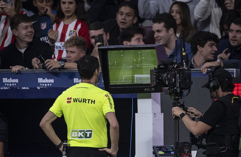 الحكم ريكاردو دي بورغوس بينغويتكسيا يستشير تقنية VAR خلال مباراة بين أتلتيكو مدريد ضد كاليفورنيا أوساسونا في ملعب سيفيتاس متروبوليتانو في 18 أكتوبر 2025 في مدريد بإسبانيا