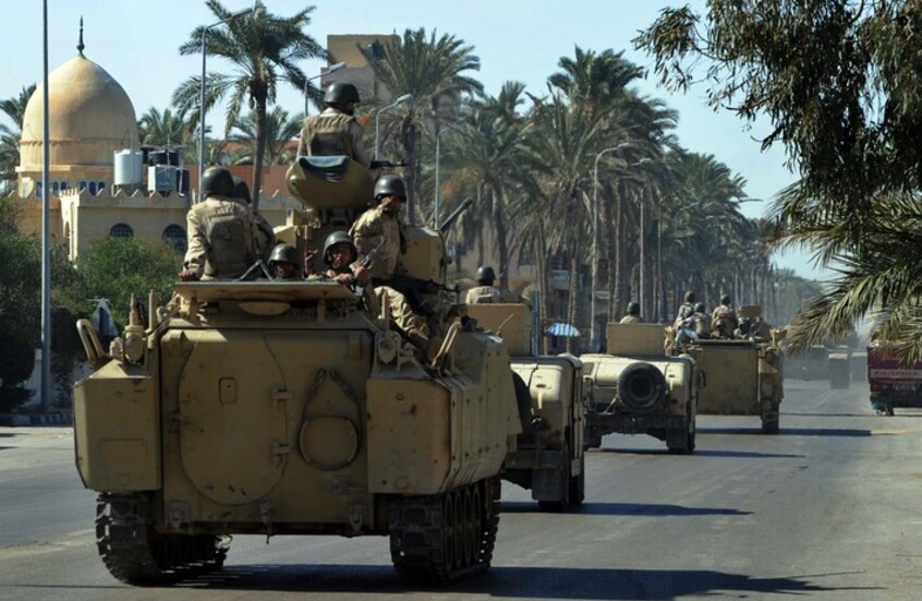 جنود مصريون يقومون بدورية بالقرب من المواقع التي تعرضت لهجوم في مدينة العريش بمحافظة شمال سيناء