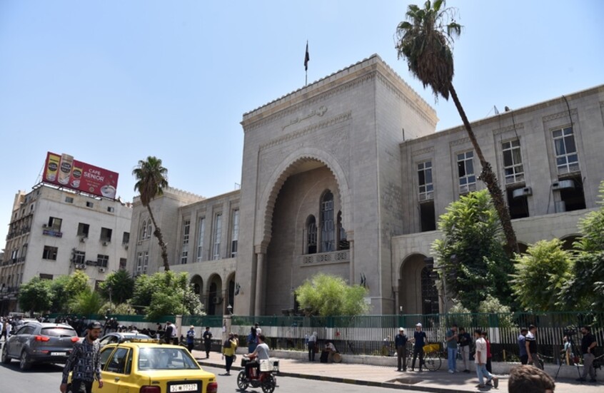 الحكم على قاض سوري بالسجن 8 سنوات بعد تجريمه بجنايتي الرشوة وصرف النفوذ