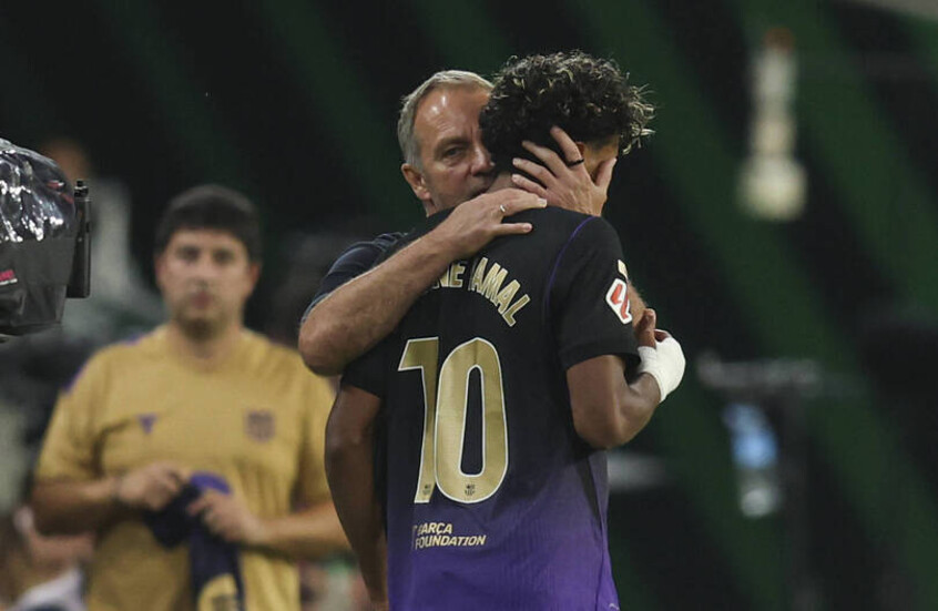 لامين جمال لاعب نادي برشلونة، والمدير الفني للفريق هانزي فليك، خلال مباراة في الدوري الإسباني جمعت بين ريال بيتيس ونادي برشلونة أقيمت على ملعب "لا كارتوخا" في 17 أكتوبر 2026 بمدينة إشبيلية، إسبانيا