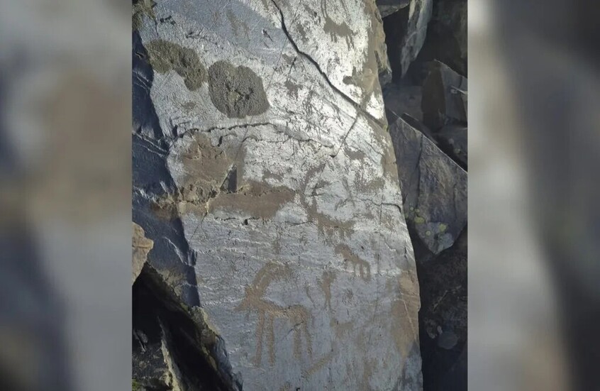 نقوش صخرية في جبال تيان شان