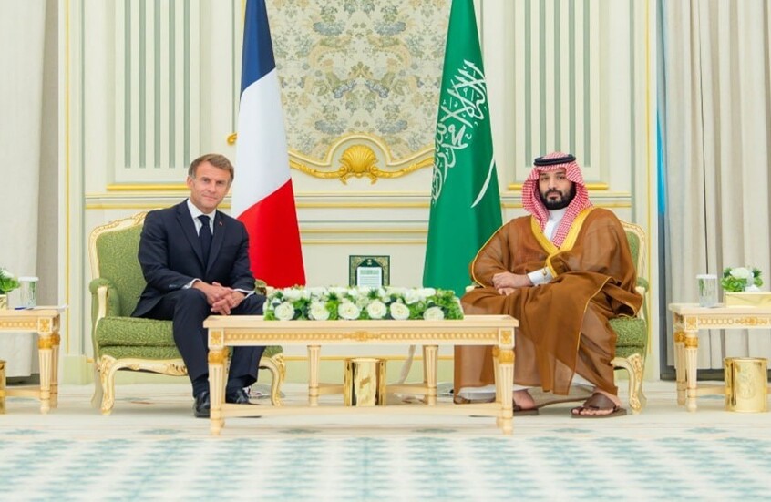 ولي العهد السعودي محمد بن سلمان يصافح الرئيس الفرنسي إيمانويل ماكرون jpg