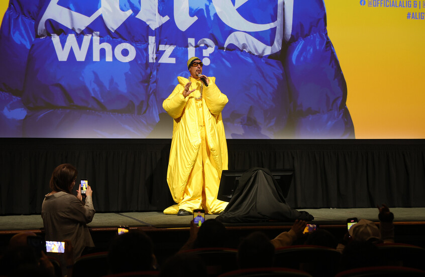 ساشا بارون كوهين بشخصية "علي جي" خلال فعالية إطلاق الفيلم الجديد "Ali G: Who Iz I?" في لوس أنجلوس في 14 أكتوبر 2026.