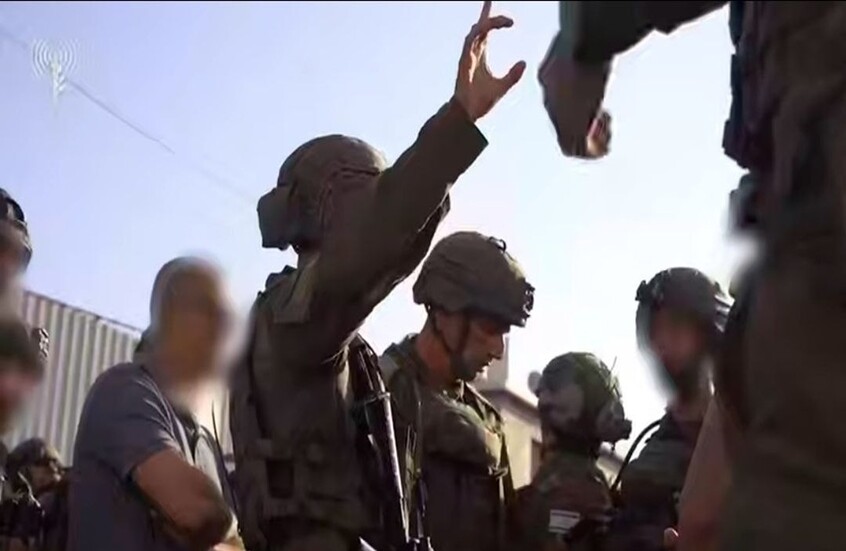 بن غفير بعد عملية الخليل: يجب تفكيك السلطة الفلسطينية

                  جدد وزير الأمن القومي الإسرائيلي إيتمار بن غفير بعد عملية الخليل اليوم مطالبته بتفكيك السلطة الفلسطينية معتبرا أنه لا يمكن أن تقوم "سلطة إرهابية" إلى جانب دولة إسرائيل.