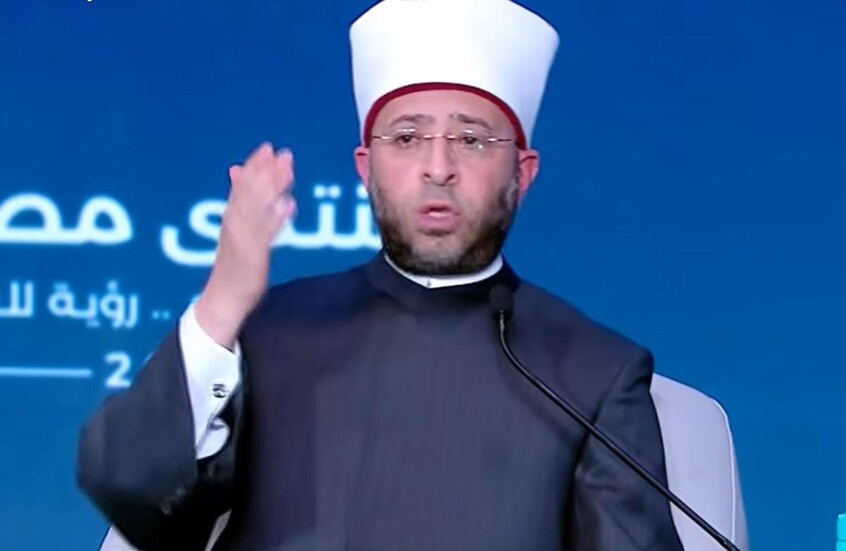 وزير الأوقاف المصري يرد بحضور السيسي على "عسكرة" الوزارة