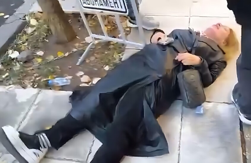 حارس رئيسة البرلمان البلغاري يعتدي على صحفية حاولت مقابلتها والسلطات تفتح تحقيقا عاجلا

                  فتحت الخدمة الوطنية للحماية البلغارية تحقيقا عاجلا بعد دفع أحد عناصرها صحفية أثناء محاولتها مقابلة رئيسة البرلمان.