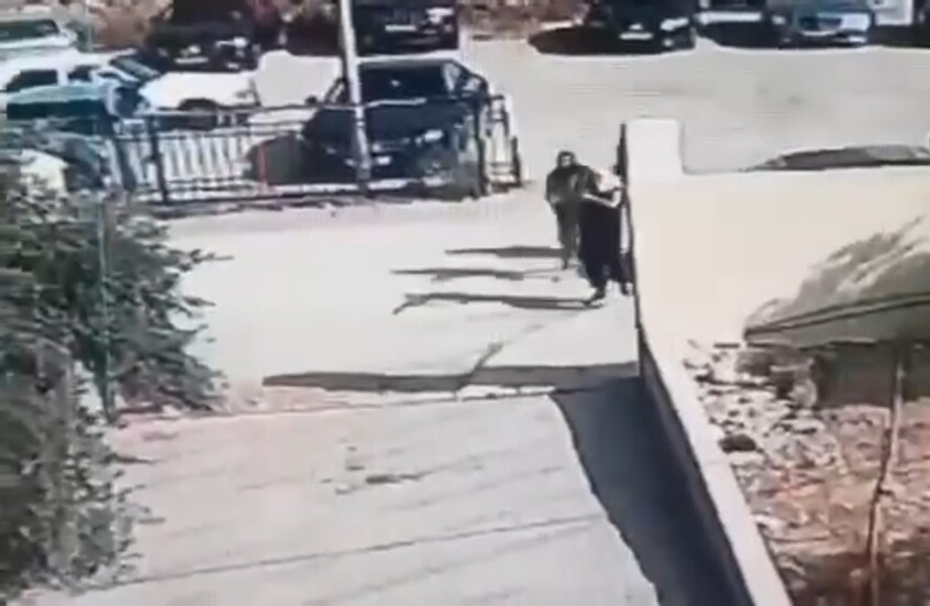 كاميرات المراقبة توثق لحظة هجوم مسلحين على كنيسة في الكرك بالأردن