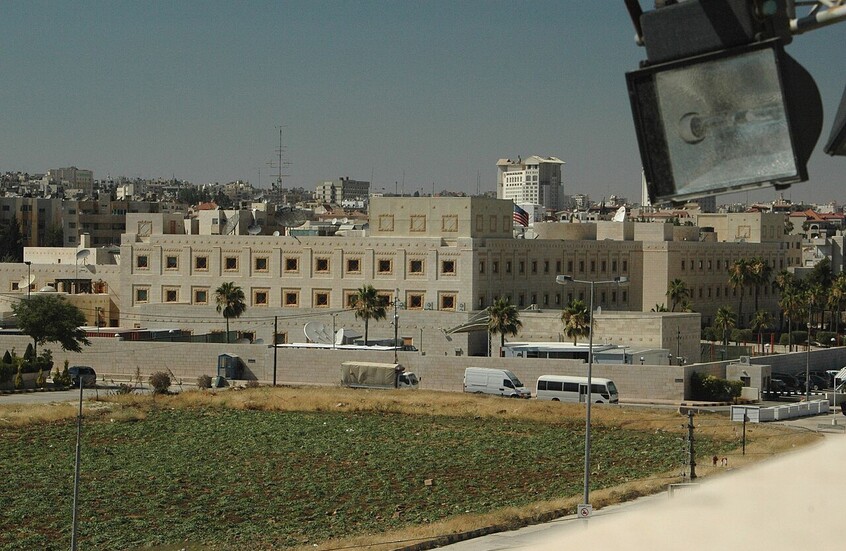 قالت السفارة الأمريكية في عمّان إنه تم تشديد الإجراءات الأمنية في مراكز التسوق والسفارات الأجنبية ومواقع أخرى في أنحاء الأردن بعد الهجوم الذي وقع يوم الجمعة على كنيسة في الأردن ووصفته السلطات بأنه عمل إرهابي من قبل متطرفين.
