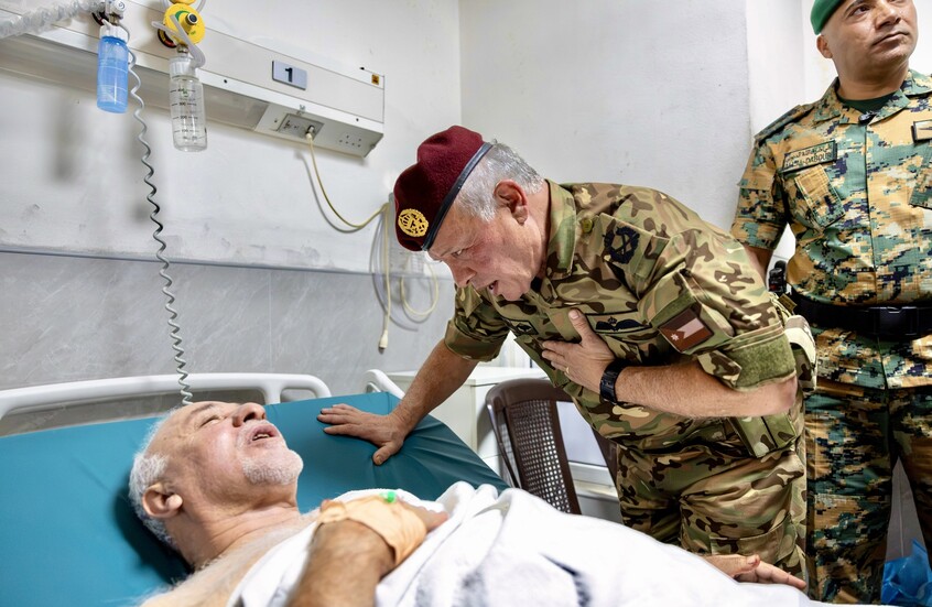 العاهل الأردني يوجه بالرد بحزم على "الخوارج" ومن يبرر الإرهاب

                  وجه العاهل الأردني عبد الله الثاني الأجهزة المعنية بالرد بحزم والضرب بيد من حديد على "الخوارج وكل من تسول له نفسه العبث بوحدة الأردنيين".