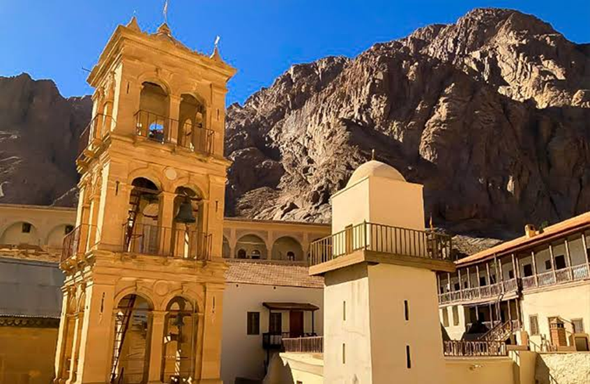 أحد أعرق المواقع المسيحية في العالم.. اتفاق ينهي أزمة دير سانت كاترين بين مصر واليونان

                  رحبت مصر بموافقة مطران دير سانت كاترين على توقيع اتفاق ينظم الوضع القانوني لدير سانت كاترين والأراضي المحيطة به في سيناء، في خطوة تمهد لتسوية أزمة شهدت اتصالات متكررة مع اليونان.