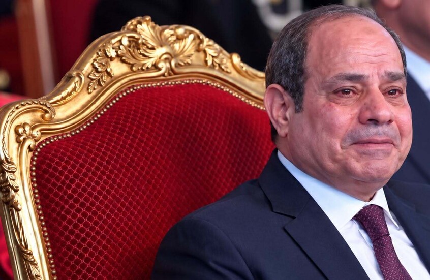 مشهد مؤثر يجمع السيسي ومدبولي بعد كلمات طفل عن سنوات الحرمان (فيديو) 

                  تأثر رئيس الوزراء المصري مصطفى مدبولي والرئيس عبد الفتاح السيسي خلال رواية حكاية طفل انتقل من عشة إلى مسكن جديد، بعدما كشف أنه ينام على سرير للمرة الأولى في حياته.