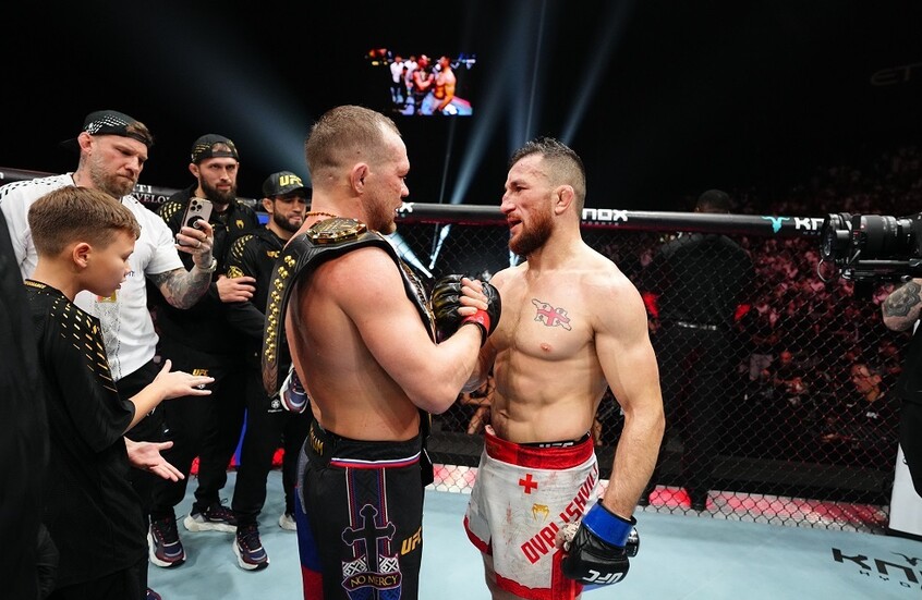بيتر يان يحتفظ بلقب بطل UFC في نزال مثير 🥊