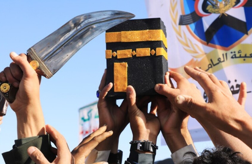 إدانة سعودية لاستهداف الحوثيين مكة والمدينة: اعتداء على المقدسات

                  أعرب رئيس الشؤون الدينية بالمسجد الحرام والمسجد النبوي عن إدانته لاستمرار استهداف الحوثيين مكة المكرمة والمدينة المنورة واصفا هذه الأفعال بالانتهاك الصارخ للحرمات.