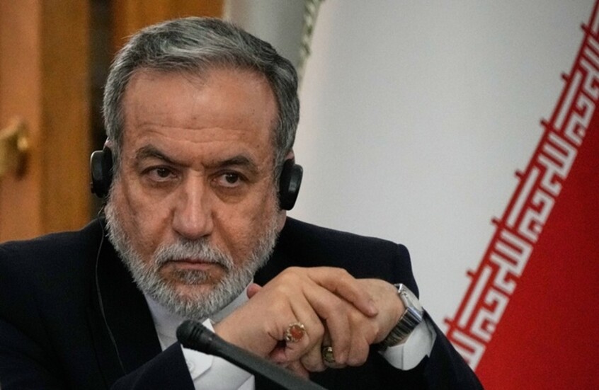 عراقجي: مضيق هرمز تغيّر إلى الأبد ومسارات جديدة تفرض نفسها

                  أكد وزير خارجية إيران عباس عراقجي أن الأوضاع في مضيق هرمز لن تعود إلى ما كانت عليه قبل الحرب، وأن الممر ظلّ مفتوحا دون أي عائق أمام حركة الملاحة في السابق.