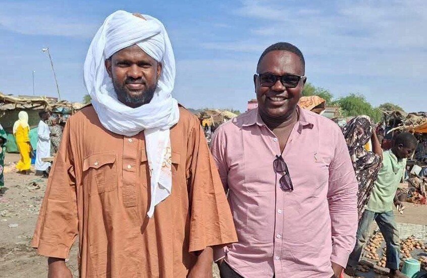 ظهور مثير لقيادي في حزب الأمة السوداني بزي الدعم السريع

                  أثار ظهور القيادي في حزب الأمة القومي السوداني عروة الصادق بـ"الكدمول" الخاص بقوات الدعم السريع بمدينة نيالا عاصمة ولاية جنوب دارفور جدلا واسعا.