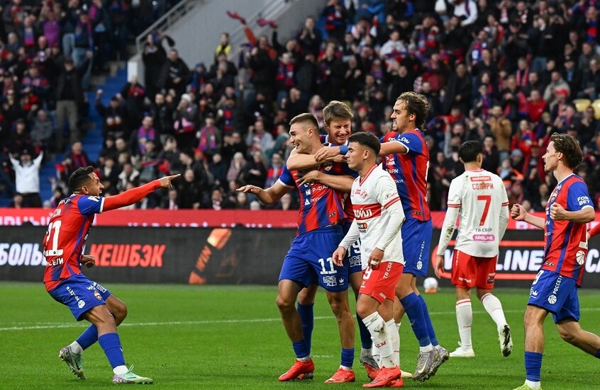 "الكلاسيكو" الروسي.. تسيسكا موسكو يهزم سبارتاك (فيديو)

                  حسم فريق تسيسكا "ديربي" العاصمة موسكو لصالحه ضد ضيفه سبارتاك (2-0) الذي جمعهما اليوم الأحد، في إطار منافسات الجولة الثانية عشرة من الدوري الروسي الممتاز لكرة القدم.