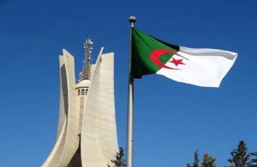 لماذا وافقت الجزائر على إرسال وحدة عسكرية إلى النيجر؟

                  صادق مجلس الأمة الجزائري في جلسة طارئة مغلقة، يوم الأحد، بالإجماع على قرار يقضي بإرسال وحدة من الجيش الوطني الشعبي إلى النيجر.