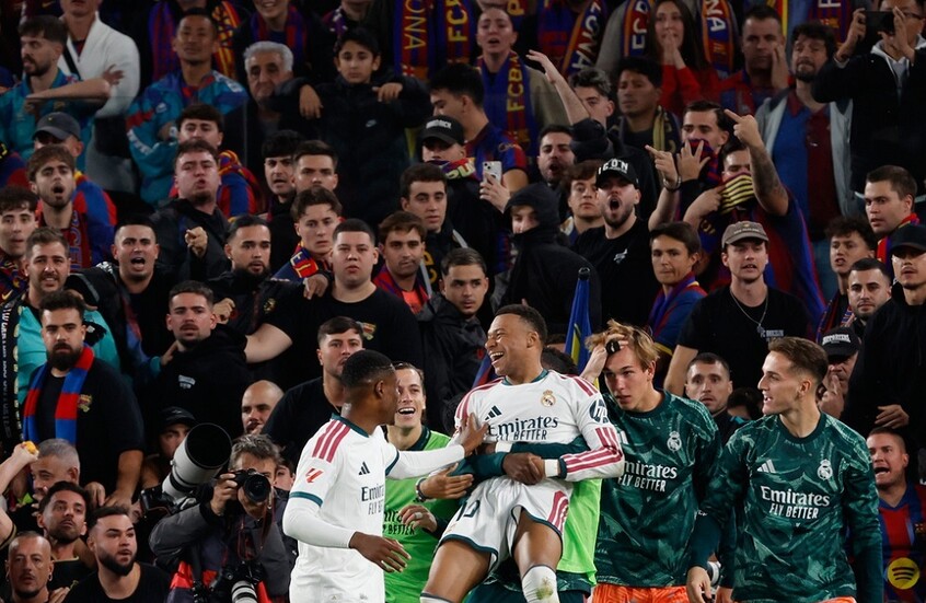 الكلاسيكو.. ريال مدريد يهزم برشلونة في عقر داره (فيديو)

                  حسم فريق ريال مدريد لقاء "الكلاسكو" لصالحه بفوزه على برشلونة في عقر داره (2-1)، اللقاء الذي جمعهما مساء يوم الأحد، في قمة مباريات الجولة العاشرة من الدوري الإسباني لكرة القدم.
