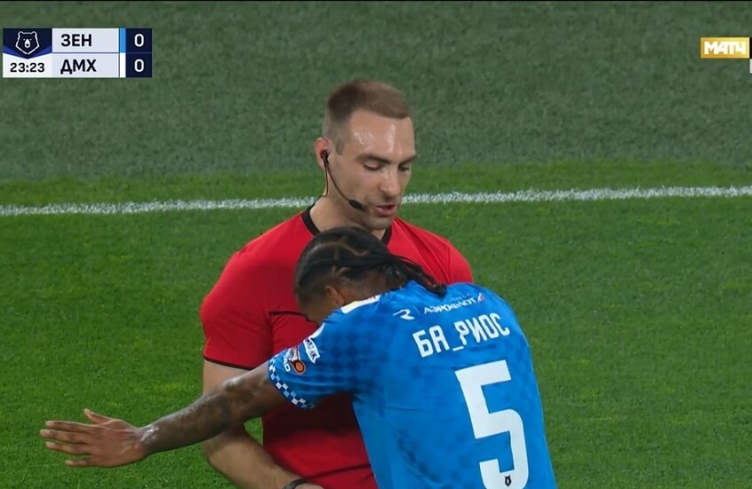 شاهد.. مباراة ركلات الجزاء

                  شهدت مباراة فريق زينيت بطرسبورغ وضيفه دينامو محج قلعة (2-1)، التي جمعتهما مساء يوم الأحد، ضمن منافسات الجولة الـ12 من الدوري الروسي الممتاز لكرة القدم، احتساب أربع ركلات جزاء.