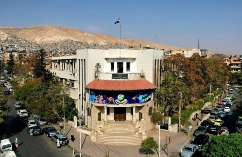 التربية السورية: تعديل المناهج اقتصر على حذف رموز النظام السابق ومضامينه الأيديولوجية

                  أكدت وزارة التربية السورية أنها أجرت تعديلا واحدا على المناهج التعليمية، اقتصر على حذف رموز النظام السابق ومضامينه الأيديولوجية، خلافا للمعلومات المتداولة بشأن إجراء تعديلات أخرى.