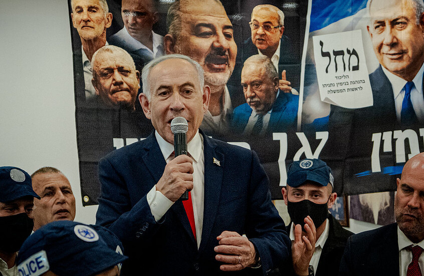 نتنياهو يحرّض على القوائم العربية ويتهمها بمحاولة سرقة الانتخابات

                  اتهم رئيس الوزراء الإسرائيلي بنيامين نتنياهو القوائم العربية بمحاولة سرقة الانتخابات، وحرض الناخبين عليها.