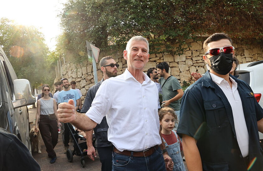 إسرائيل.. توقيف شخص يحمل سكينا اقترب من رئيس حزب الديمقراطيين يائير غولان

                  أفادت القناة 12 الإسرائيلية بأن الأجهزة الأمنية أوقفت رجلا يحمل سكينا بعد اقترابه من رئيس حزب الديمقراطيين يائير غولان.