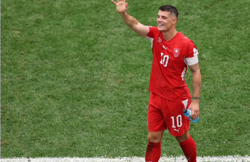 بعد التغيب عن 4 مباريات بسبب قضية التزوير.. تشاكا يعود لقيادة منتخب سويسرا

                  عاد غرانيت تشاكا لقيادة منتخب سويسرا لكرة القدم من جديد، بعد أن غاب عن المباريات الأربع الماضية بسبب اعترافه بالحصول على شهادة تطعيم ضد كوفيد-19 مزورة.