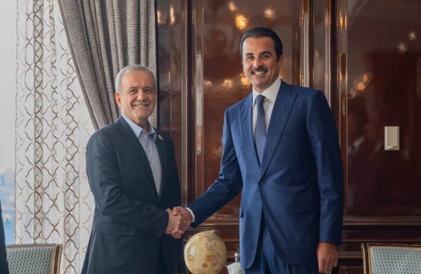 بزشكيان يبحث مع أمير قطر في موسكو تطوير تعاون البلدين في قطاع الطاقة

                  بحث الرئيس الإيراني مسعود بزشكيان مع أمير قطر تميم بن حمد آل ثاني اليوم الثلاثاء في موسكو، تطوير تعاون البلدين في قطاع الطاقة.
