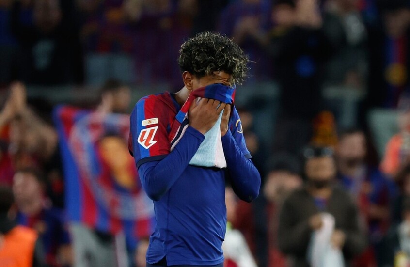 لامين جمال بقميص برشلونة في إحدى المباريات