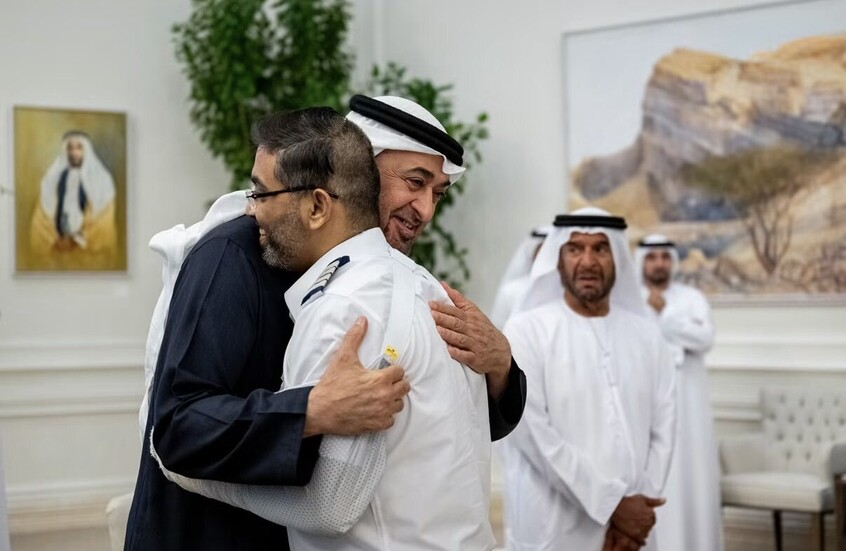 منح رئيس الإمارات محمد بن زايد "وسام زايد الثاني من الطبقة الأولى" لأفراد طاقم رحلة "فلاي دبي" التي تعرضت لمحاولة اختطاف في نهاية سبتمبر الماضي.