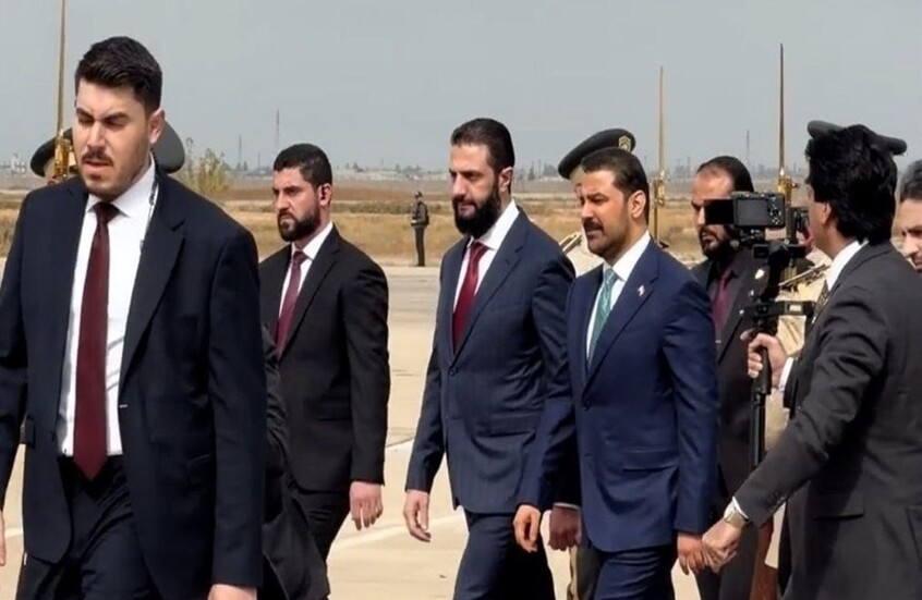 الشرع يستقبل الزيدي في مطار دمشق

                  استقبل الرئيس السوري أحمد الشرع رئيس الوزراء العراقي فالح الزيدي والوفد المرافق له في مطار دمشق اليوم.