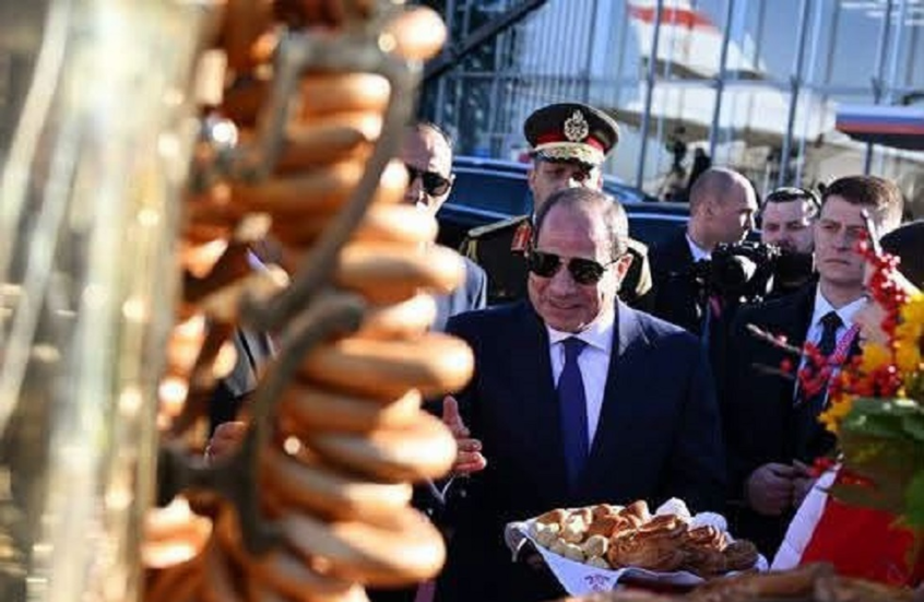 السيسي يمازح مستقبليه في مطار موسكو

                  مازح الرئيس المصري عبد الفتاح السيسي مستقبليه لحظة نزوله من الطائرة في موسكو اليوم حيث قال "احنا جايبين لكم الشمس معانا من مصر"، معبّرا عهن إعجابه بيوم مشمس في العاصمة الروسية.
